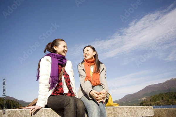 Fototapeta ベンチに座って話をしている女性達