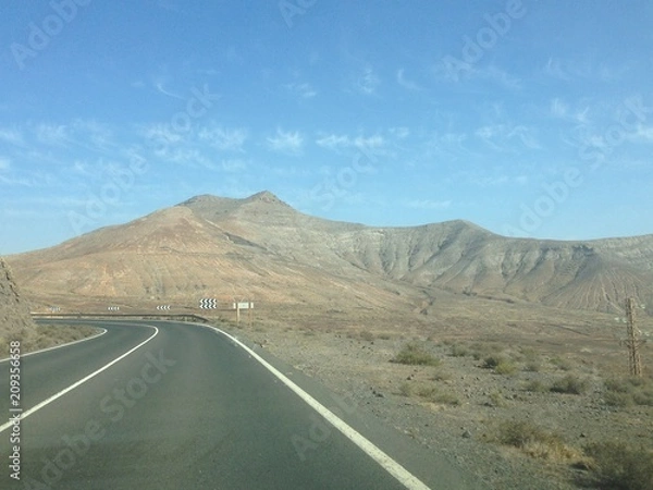 Obraz Straße in der Wüste in die Berge