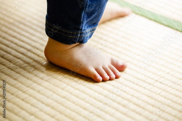 Fototapeta 畳に立っている子供の足