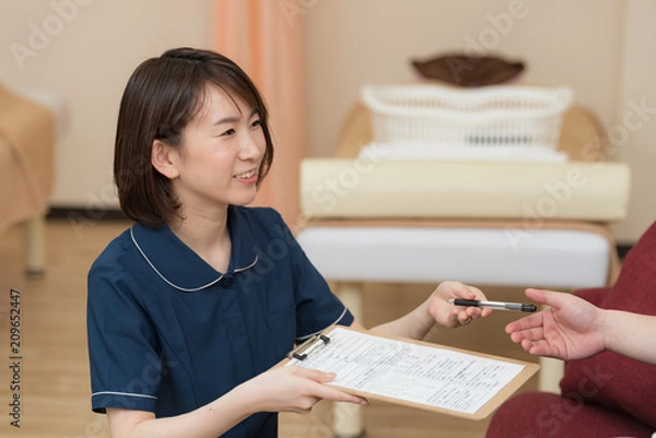 Obraz 問診するナース服の女性