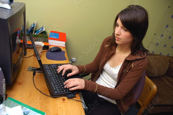 Fototapeta étudiante à l'ordinateur