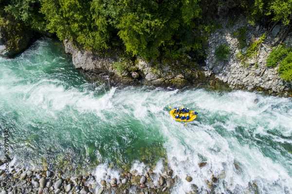 Fototapeta Rafting na rzece alpejskiej. Rzeka Sesia, Piemont, Włochy.