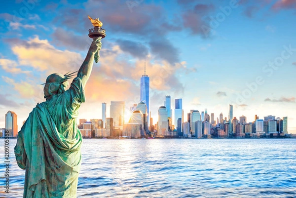 Fototapeta Statua Liberty i Nowy Jork Skyline o zachodzie słońca