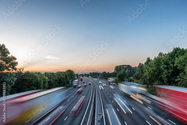 Fototapeta Sunset View duży ruch poruszający się z prędkością na brytyjskim autostradzie w Anglii