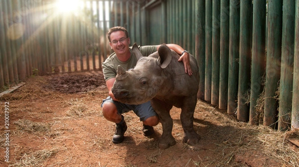 Fototapeta Mężczyzna z małym nosorożcem