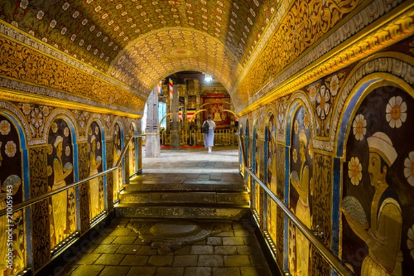 Fototapeta KANDY, SRI LANKA-APRIL 3: Buddha tooth temple April 3, 2018 in Kandy, Sri Lanka. Temple of a tooth of the Buddha