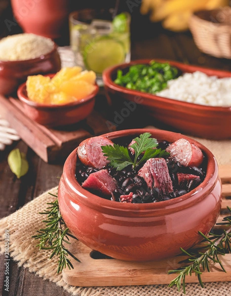 Fototapeta Feijoada (gulasz fasoli) - brazylijska tradycyjna żywność (sucha wołowina, kapusta, pomarańcza, ryż, fasola)