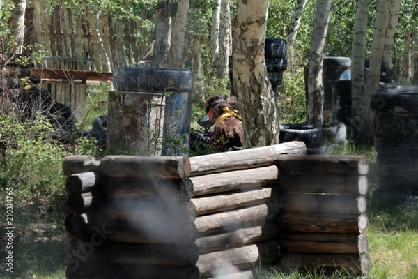 Fototapeta Gracze grający w lesie. Gra w paintball.