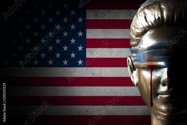 Fototapeta Krwawa łza Lady Justice na tle flagi USA (pojęcie niesprawiedliwości)