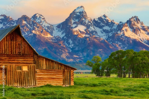 Obraz Ta opuszczona, zabytkowa stodoła w Mormon Row ma w tle Grand Tetons. Znajduje się w Jackson Hole w stanie Wyoming i znajduje się w Krajowym Rejestrze miejsc o znaczeniu historycznym.