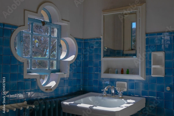 Fototapeta 光挿すブルーの洗面室