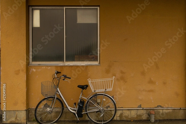 Obraz レトロなオレンジ壁と自転車