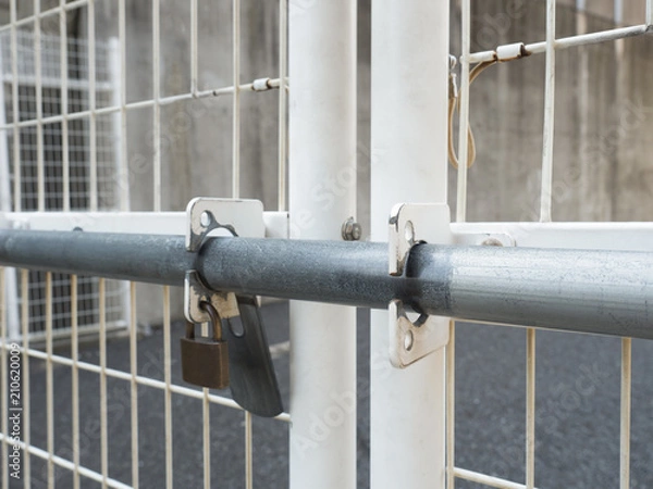 Fototapeta 施錠された門