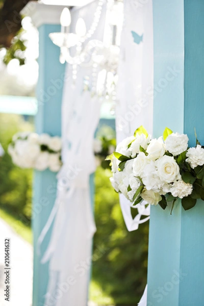 Obraz White roses at chancel.