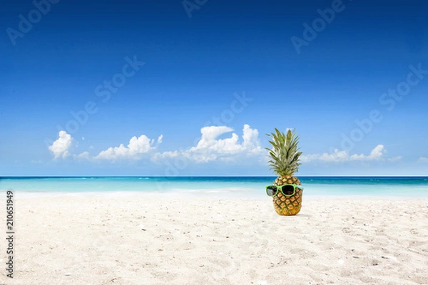 Fototapeta Ananas na plaży i letnim czasie