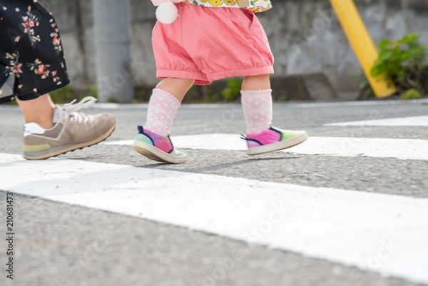 Obraz 横断歩道を渡る子供の足