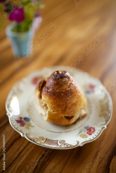 Fototapeta chwedische Zimtschnecke-kanelbulle-kanelbullar auf altem Teller