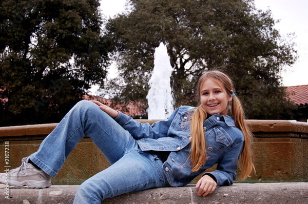 Fototapeta girl in front of fountain