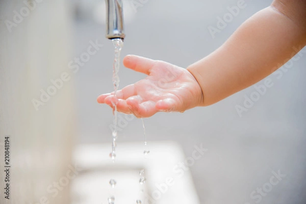 Obraz 水道で手を洗う子供の手