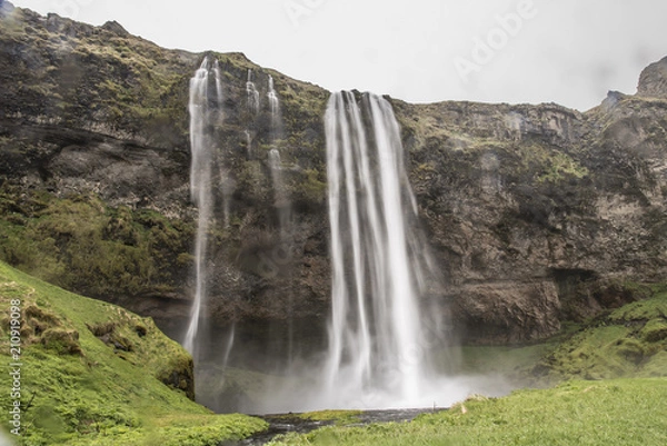 Fototapeta Seljalandsfoss with water droplets
