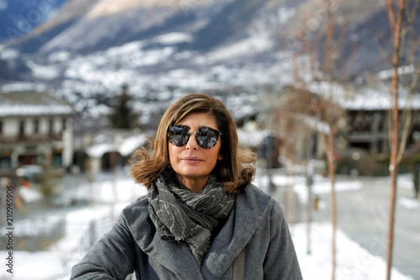 Fototapeta Donna sulla neve