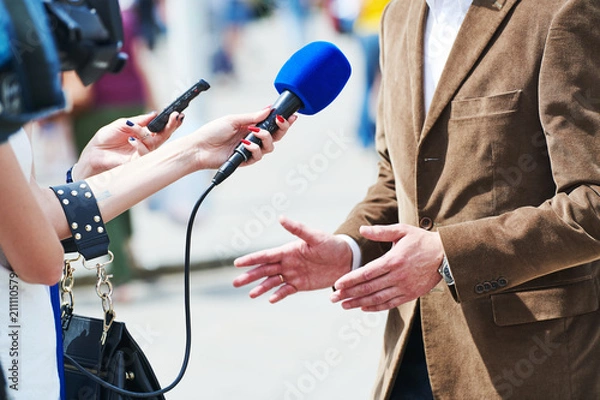 Fototapeta reporter medialny z mikrofonem przeprowadzający wywiad z dziennikarzem