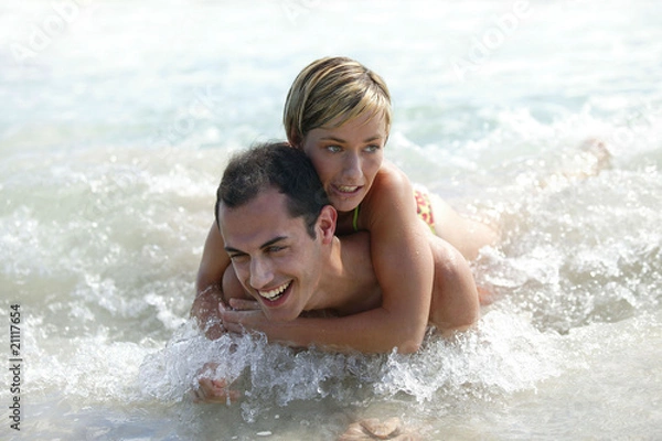 Obraz Portrait d'un jeune couple à la plage