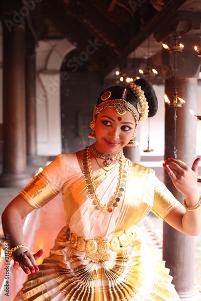 Obraz Mohiniyattam to klasyczna forma taneczna Kerali, wyraźna dla wdzięcznych ruchów ciała i kostiumów