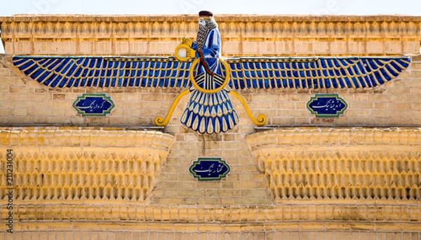 Obraz Faravahar, główny symbol perskiego zoroastryzmu na szczycie świątyni.