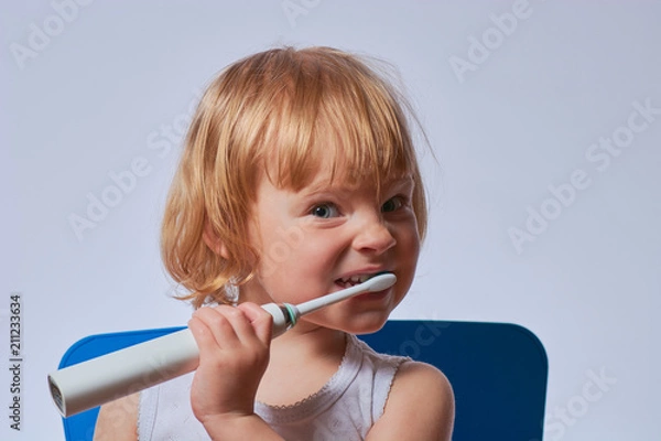 Obraz baby brushing her teeth