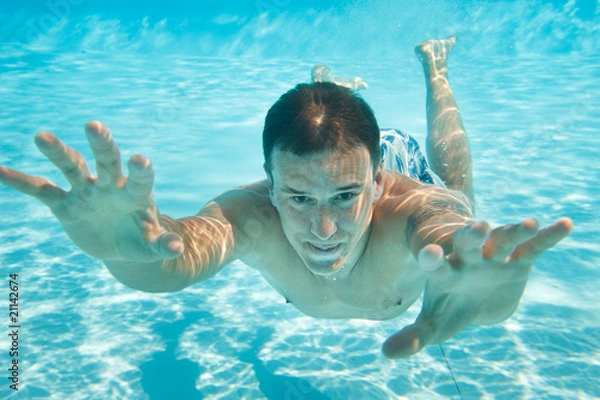 Obraz Man swimming under water