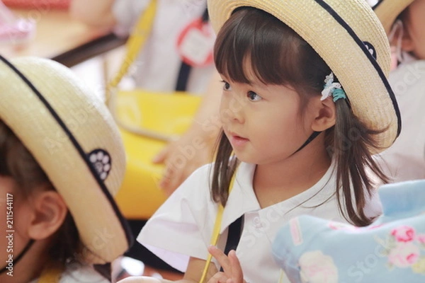 Obraz 教室で制服を着る幼児(3歳児) (夏)