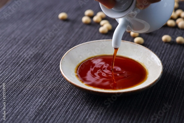 Obraz Wlać sos sojowy