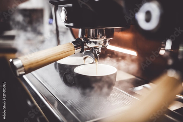 Obraz do kawiarni Kawa espresso leje z ekspresu do kawy w kawiarni