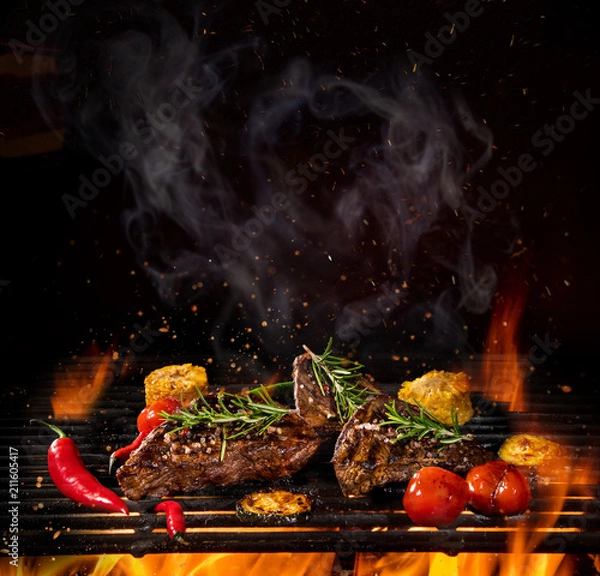 Obraz Steki wołowe na grillu z płomieniami