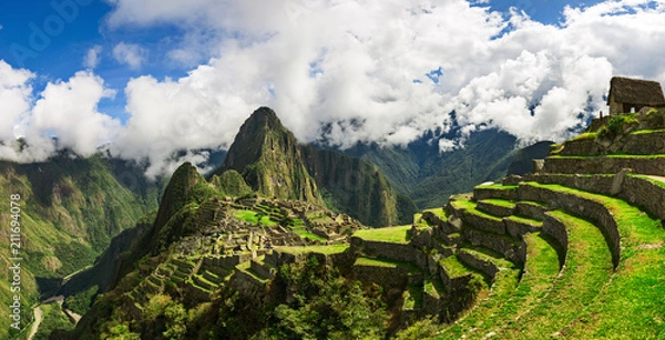 Fototapeta Malowniczy widok panoramiczny na tarasy Machu Picchu.
