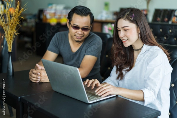 Obraz man and woman using laptop in cafe