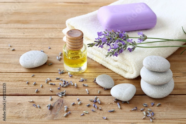 Obraz Ahşap masa üzerinde lavanta çiçeği, lavanta yağı ve sabun