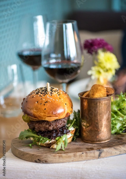 Obraz Amerykański burger wołowy ze smażonymi ziemniakami i czerwonym winem