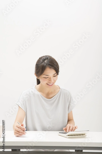 Fototapeta 計算をする女性