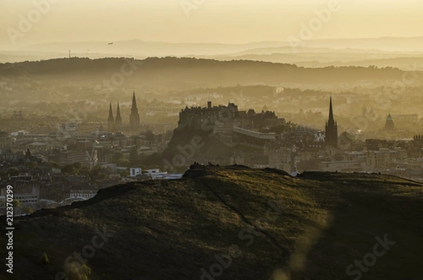 Fototapeta Sunset Over Salisbury Crags and Edinburgh City