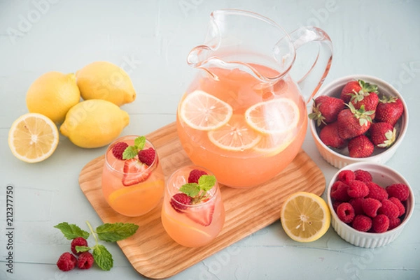 Fototapeta pink berry lemonade