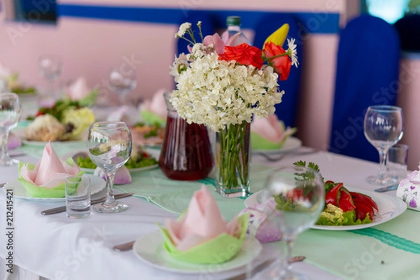 Obraz Bukiet kwiatów na świątecznym stole