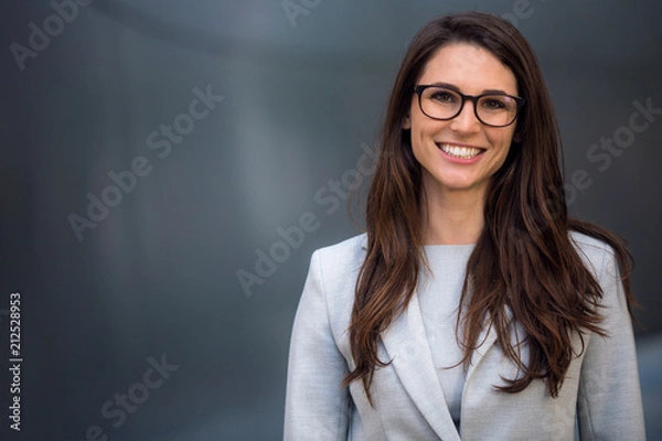 Obraz Inteligentny, inteligentny, przyjazny, sympatyczny portret menedżerki, doradcy, agenta, przedstawiciela w okularach