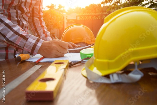 Fototapeta Inżynier i architekt planują i omawiają plany na budowie z planem