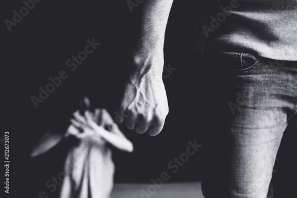 Obraz Przestraszona kobieta chroni przed agresją mężczyzn. Koncepcja przemocy domowej