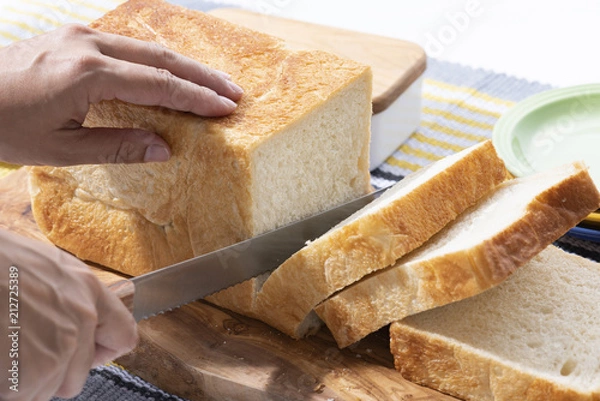 Fototapeta 食パンを切る手元