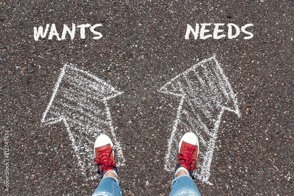 Obraz Kredowe strzały Chce i potrzebuje stóp w czerwonych tenisówkach z góry stojących na asfalcie.