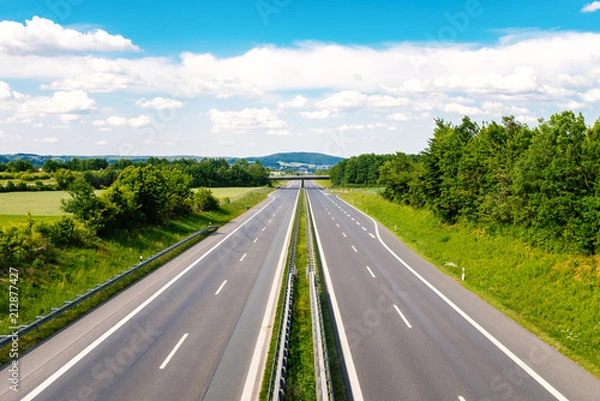 Obraz Pusta autostrada przez zielony krajobraz