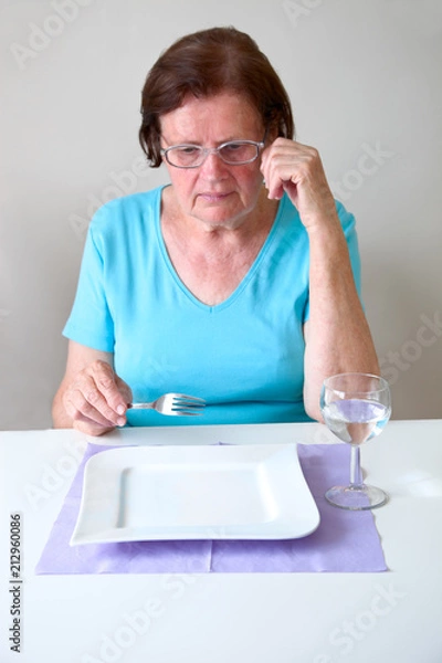 Obraz Seniorin mit einem leeren Teller